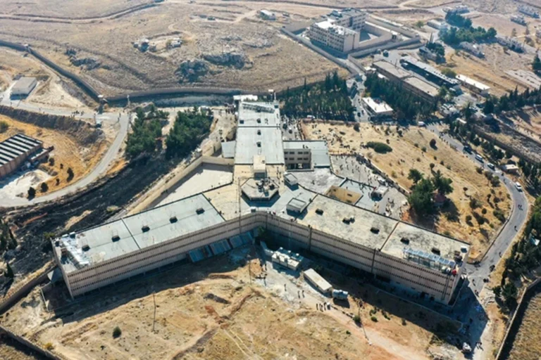 أرشيف الرعب الجديد.. يفكك منظومة الإفلات من العقاب في سجون الأسد